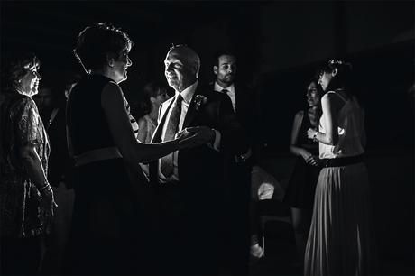 pareja-bailando-contraluz-fotografo-boda-zaragoza