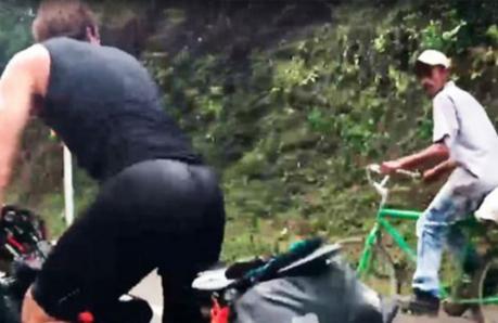Campesino de 63 años “humilla” a dos triatletas a bordo de su bicicleta [Video]