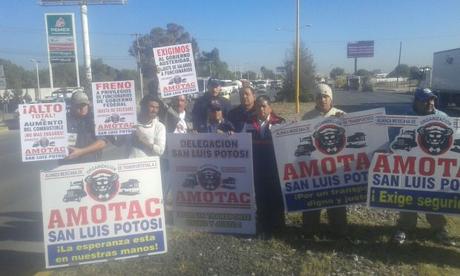 Transportistas potosinos se manifiestan en la carretera 57 por gasolinazo
