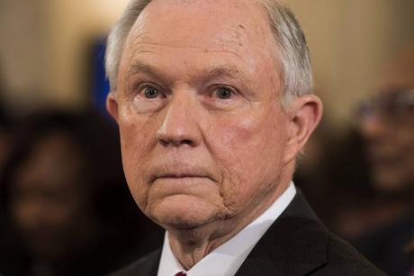Jeff Sessions, posible fiscal general de EE.UU, no investigará a Hillary Clinton