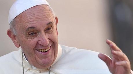 La razón por la que el Papa Francisco cubre con un sticker la cámara de su Ipad