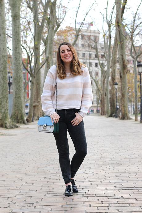 Sencilla con un jersey a rayas
