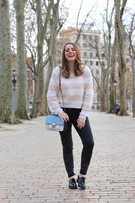 Sencilla con un jersey a rayas