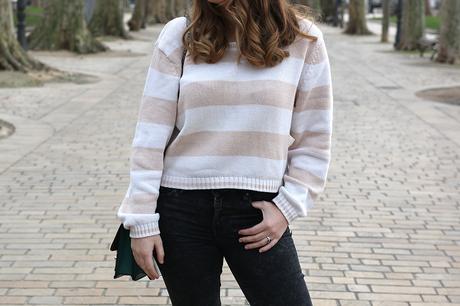 Sencilla con un jersey a rayas