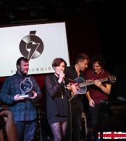 Premio Ruido entrega su premio a Triángulo de amor bizarro