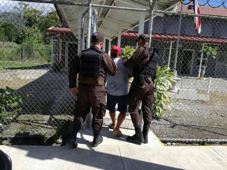 Detienen a traficante con cinco migrantes cubanos en Costa Rica