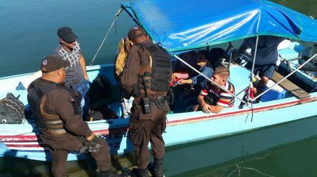 Detienen a traficante con cinco migrantes cubanos en Costa Rica