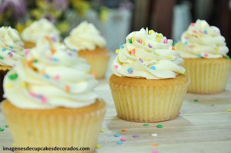 cupcakes de vainilla decorados esponjosos