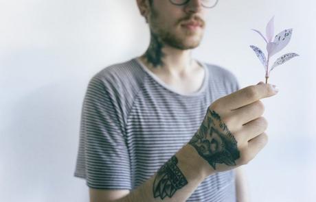 ¿Por qué las mujeres prefieren a los hombres con tatuajes?