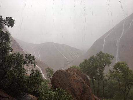 Una rara tormenta creó un grupo de cascadas raras en el Uluru de Australia