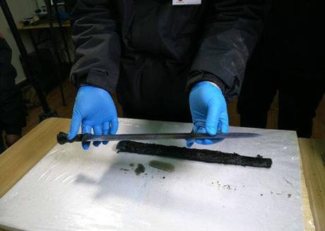 Encuentran una espada de 2.300 años, todavía brillante