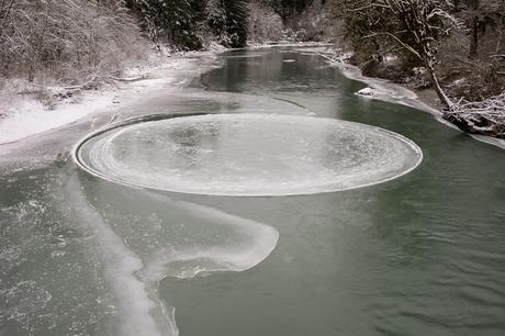 Un gigante círculo de hielo aparece brevemente en un río de Washington