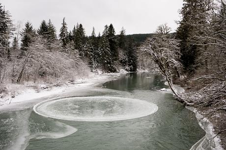 Un gigante círculo de hielo aparece brevemente en un río de Washington