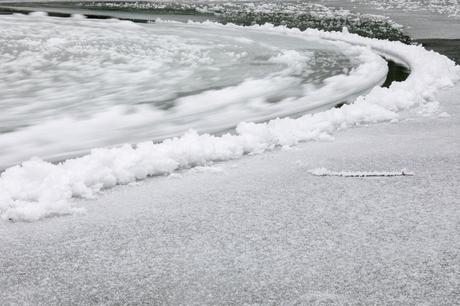 Un gigante círculo de hielo aparece brevemente en un río de Washington