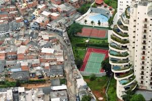 “Spain in a Day”, una película colaborativa de Campofrío Favela de Paraisópolis (swimming pools). This favela (shanti town) on the left is ironically called Paraisópolis (Paradise city). Photo: Tuca Vieira