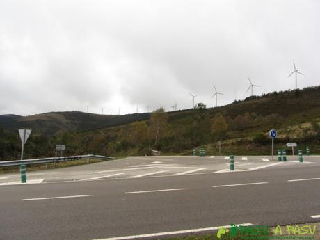 Cruzando la AS-28 cerca del puerto del Acebo