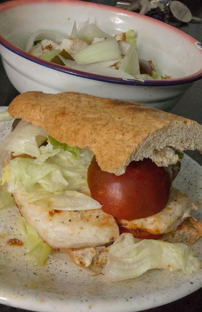 Bocadillo fit de pollo y ensalada