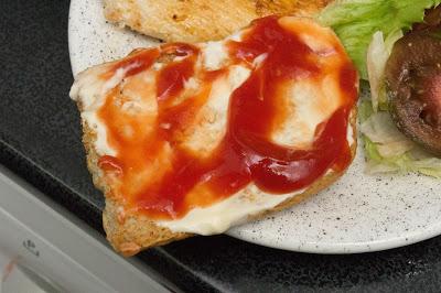 Bocadillo fit de pollo y ensalada