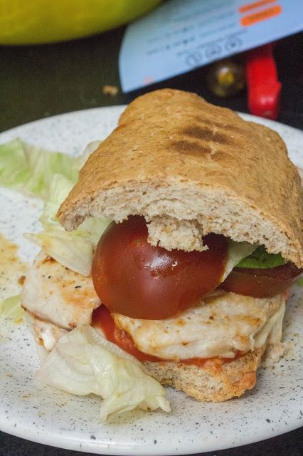 Bocadillo fit de pollo y ensalada