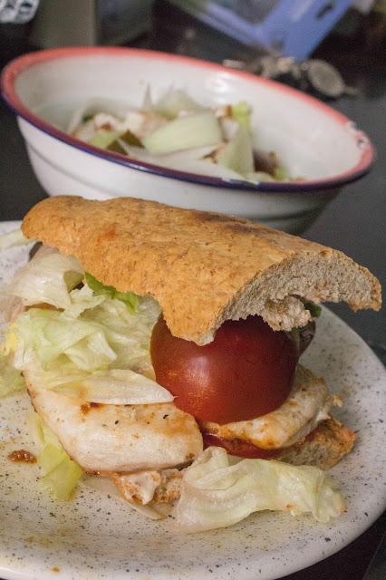 Bocadillo fit de pollo y ensalada