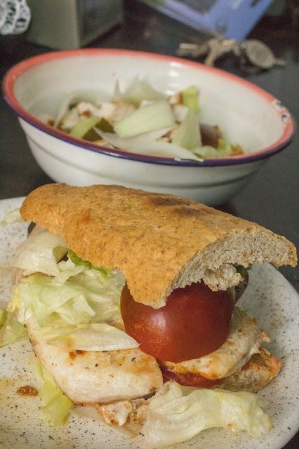 Bocadillo fit de pollo y ensalada