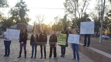 Protestan frente a Centro de las Artes en contra de las irregularidades
