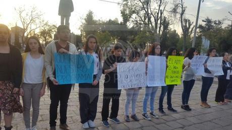 Protestan frente a Centro de las Artes en contra de las irregularidades
