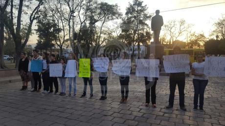 Protestan frente a Centro de las Artes en contra de las irregularidades