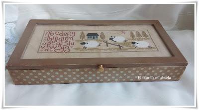 JARDIN PRIVÉ: HISTOIRES DE MOUTONS II, más cajas con punto de cruz y regalos de cumpleaños.