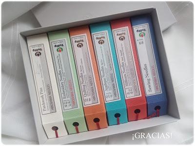 JARDIN PRIVÉ: HISTOIRES DE MOUTONS II, más cajas con punto de cruz y regalos de cumpleaños.