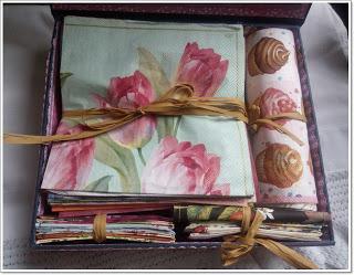 JARDIN PRIVÉ: HISTOIRES DE MOUTONS II, más cajas con punto de cruz y regalos de cumpleaños.