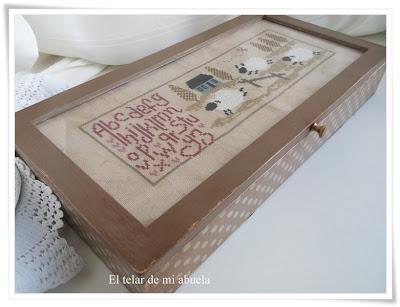 JARDIN PRIVÉ: HISTOIRES DE MOUTONS II, más cajas con punto de cruz y regalos de cumpleaños.