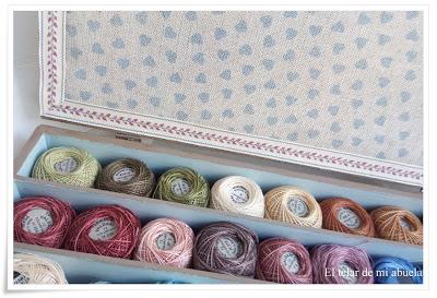 JARDIN PRIVÉ: HISTOIRES DE MOUTONS II, más cajas con punto de cruz y regalos de cumpleaños.