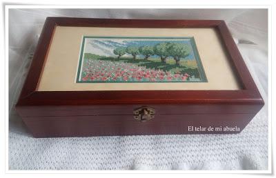 JARDIN PRIVÉ: HISTOIRES DE MOUTONS II, más cajas con punto de cruz y regalos de cumpleaños.