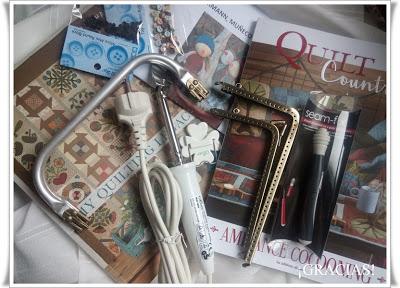 JARDIN PRIVÉ: HISTOIRES DE MOUTONS II, más cajas con punto de cruz y regalos de cumpleaños.