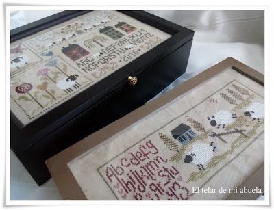 JARDIN PRIVÉ: HISTOIRES DE MOUTONS II, más cajas con punto de cruz y regalos de cumpleaños.