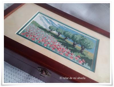 JARDIN PRIVÉ: HISTOIRES DE MOUTONS II, más cajas con punto de cruz y regalos de cumpleaños.