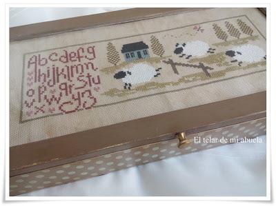 JARDIN PRIVÉ: HISTOIRES DE MOUTONS II, más cajas con punto de cruz y regalos de cumpleaños.