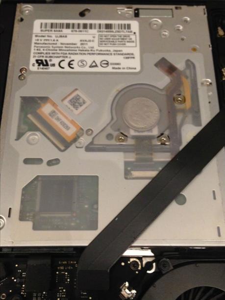 monedas en el interior de los macbook