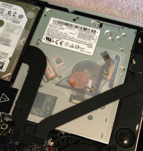 moneda de centavo en el macbook
