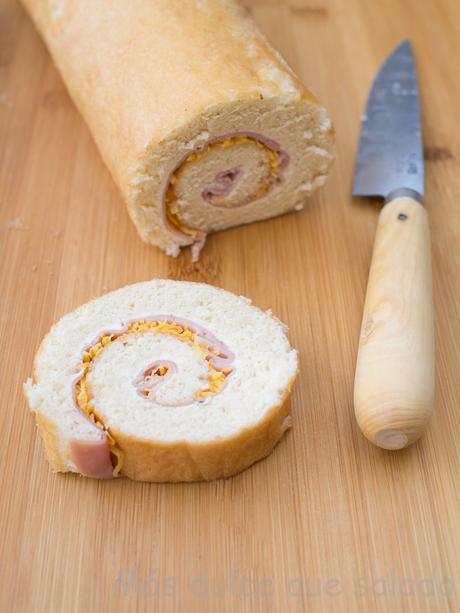 Brazo de gitano de jamón, queso y huevo hilado