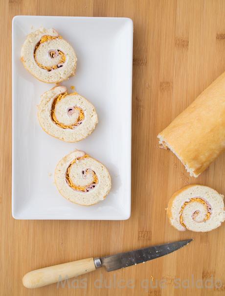 Brazo de gitano de jamón, queso y huevo hilado