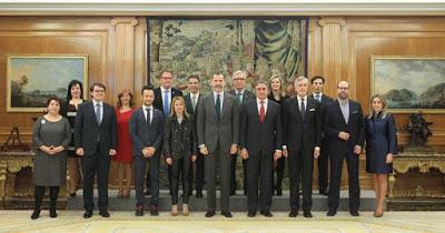 NI ESTÁ NI SE LA ESPERA