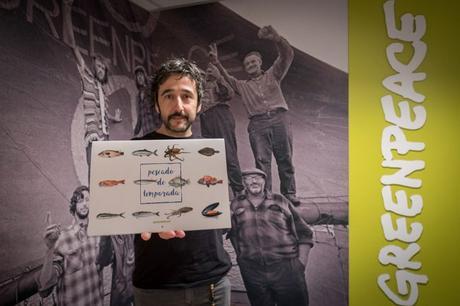 miembro de Greenpeace en la presentación del calendario de pescado de temporada