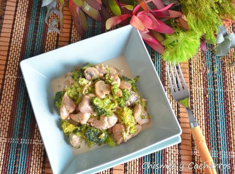 Pollo a la crema con champiñones y brócoli.