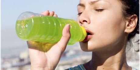 Por qué es importante tomar bebidas isotónicas cuando se practica deporte