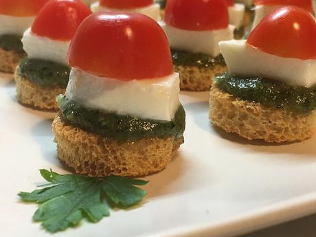 Canapés de pesto con queso y tomates