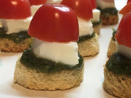 Canapés de pesto con queso y tomate