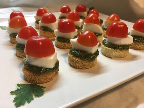 Canapés de pesto con queso y tomates