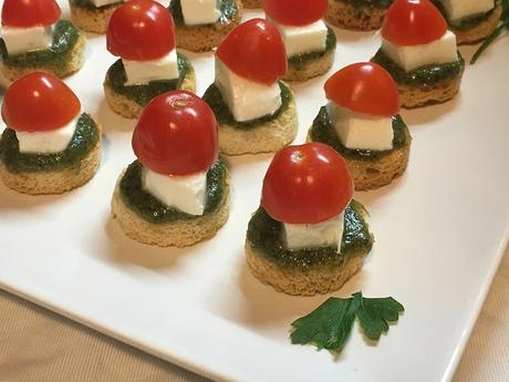 Canapés de pesto con queso y tomate